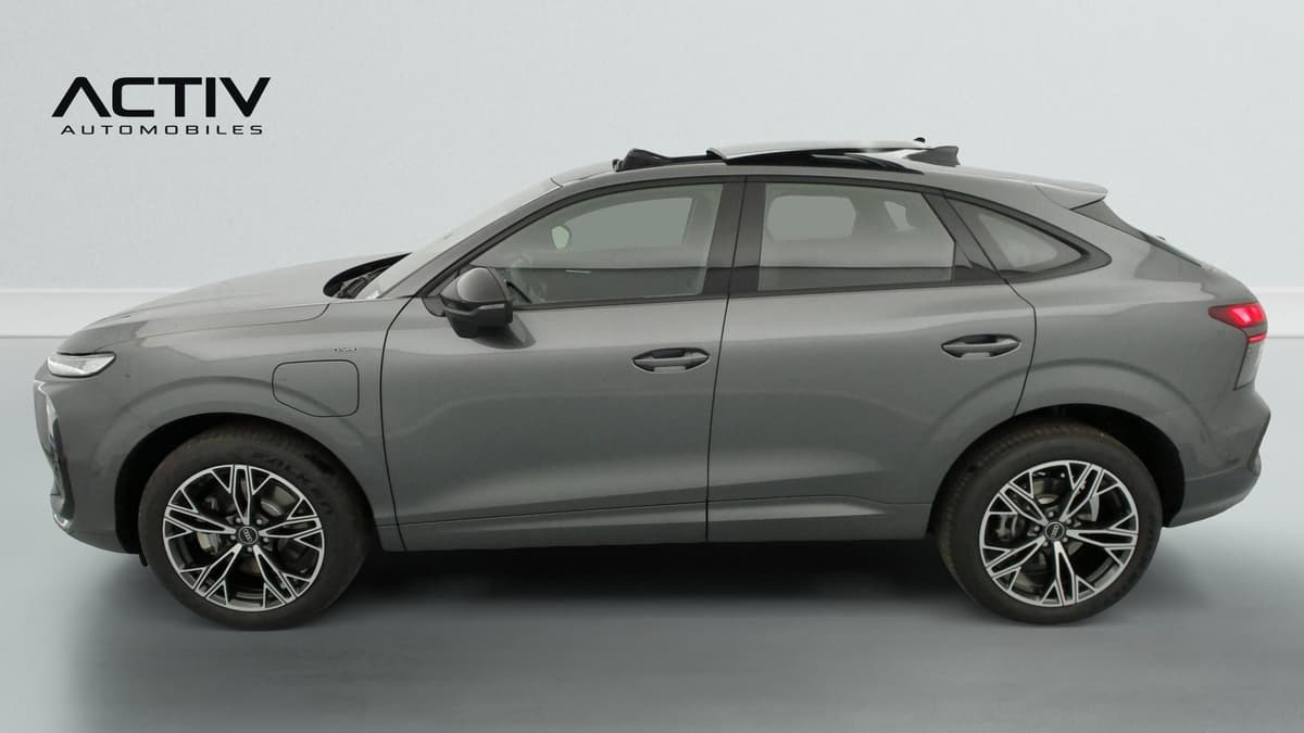 Audi Q3 Sportback Hybride : profil gauche du SUV gris avec jantes alliage et toit noir