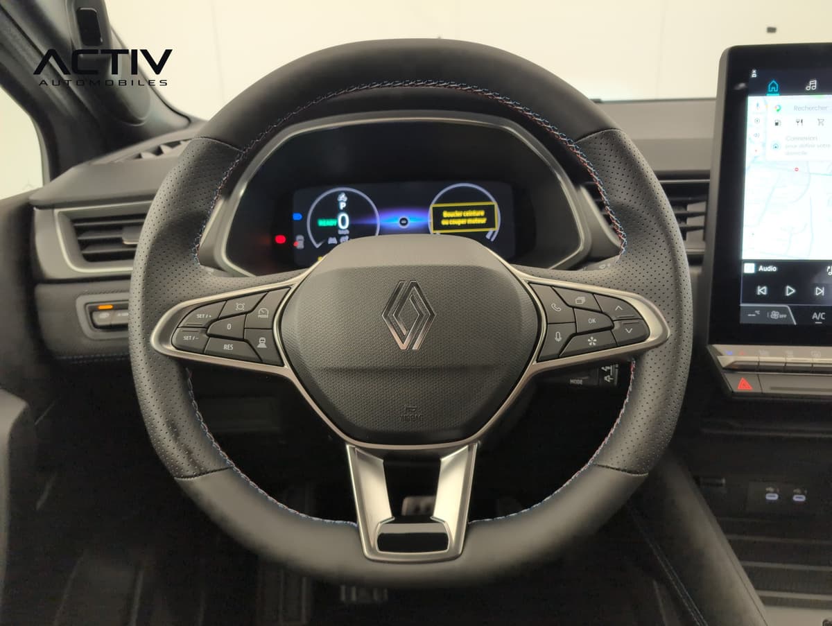Renault Captur : volant multifonction perforé avec commandes au pouce, devant le tableau de bord numérique