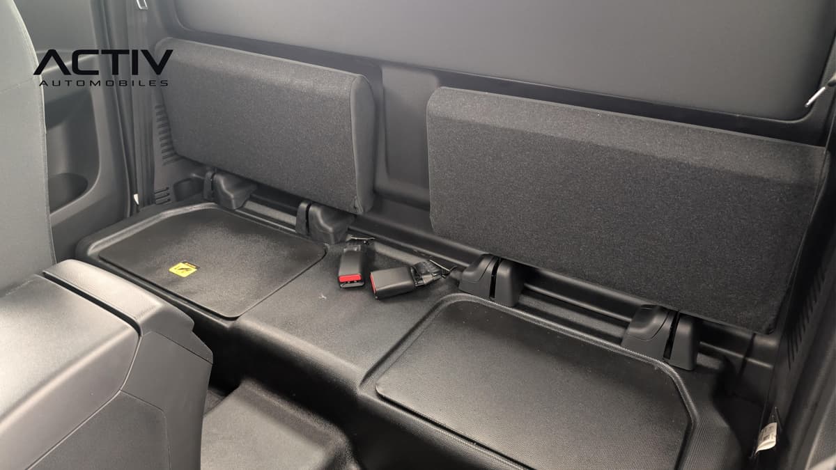 Isuzu D-MAX : assises arrière relevées contre la cloison, plancher noir avec boucles de ceinture
