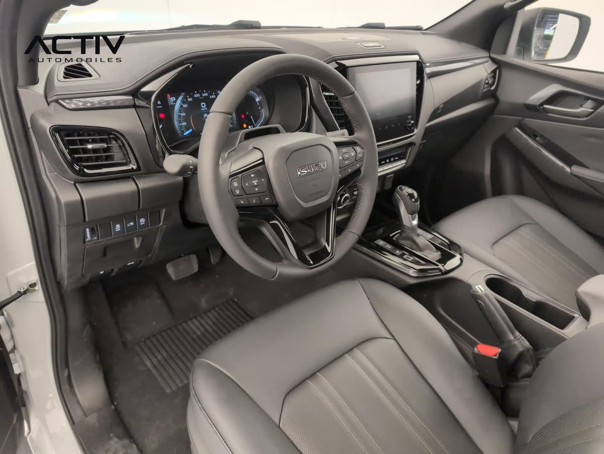 Isuzu D-MAX : habitacle avant côté conducteur avec volant, écran tactile et sièges en cuir noir