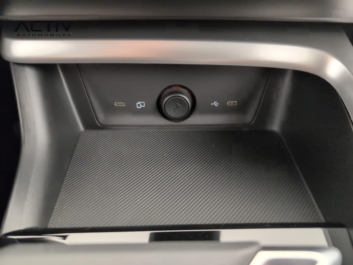 Mg ZS : rangement de console avec deux ports USB Type C et tapis strié