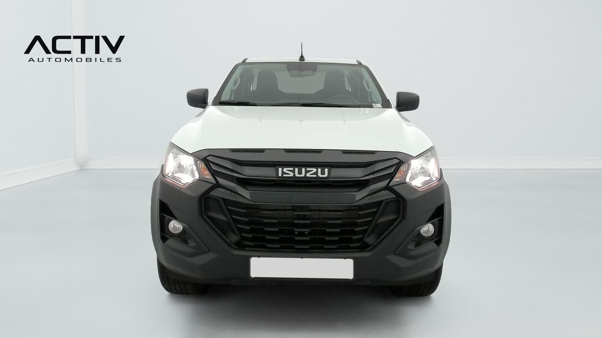 Isuzu D-MAX : face avant blanche avec calandre noire, phares et feux anti-brouillard