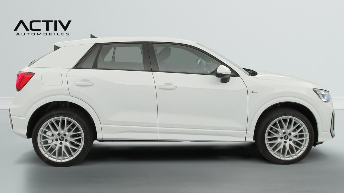 Audi Q2 : profil droit complet avec grandes jantes alliage à branches fines