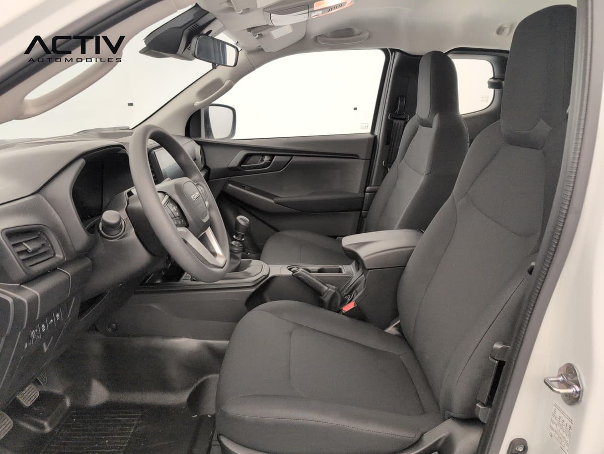 Isuzu D-MAX : habitacle avant côté conducteur avec sièges en tissu gris foncé