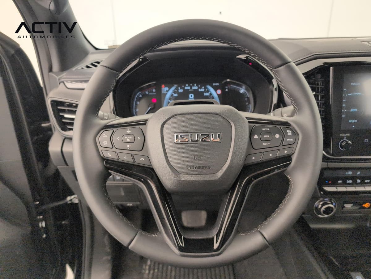 Isuzu D-MAX : volant multifonction avec commandes et combiné d'instruments derrière
