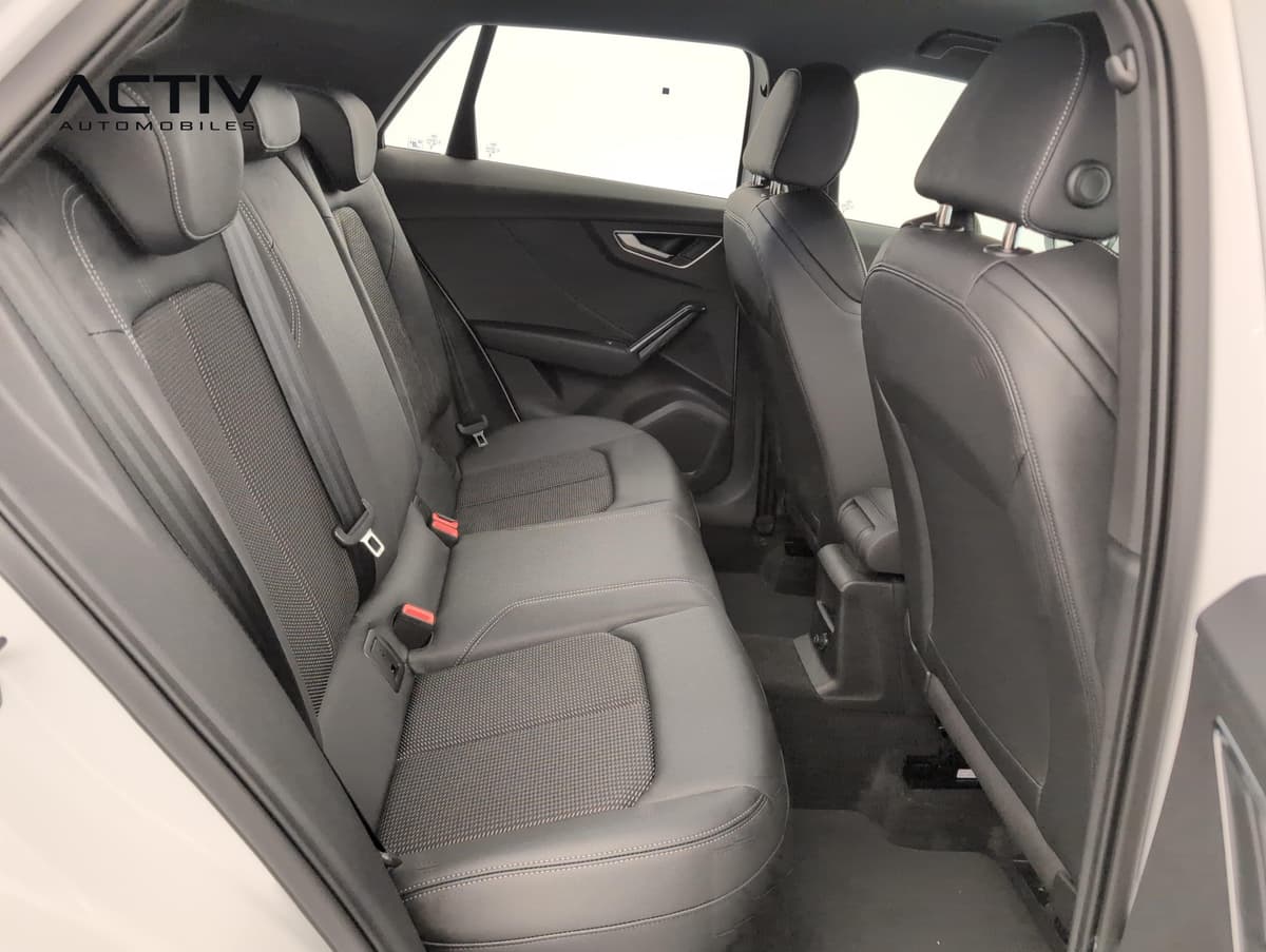 Audi Q2 : banquette arrière en cuir et tissu noir vue par la portière ouverte