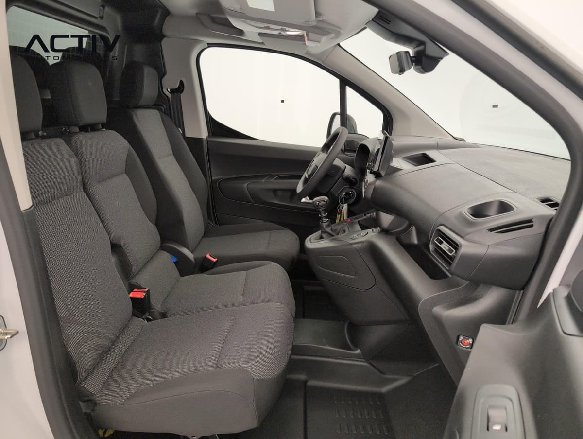 Citroën Berlingo Van : banquette avant en tissu gris foncé vue depuis la porte côté passager