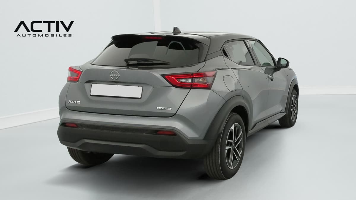 Nissan Juke : arrière trois quarts droit, carrosserie grise, toit noir et jantes alliage