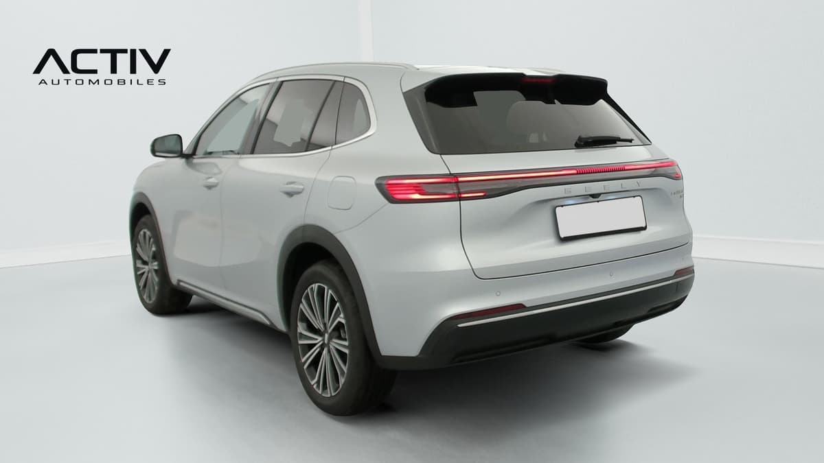 Geely Starray : vue arrière trois quarts gauche avec feu arrière à barre lumineuse continue