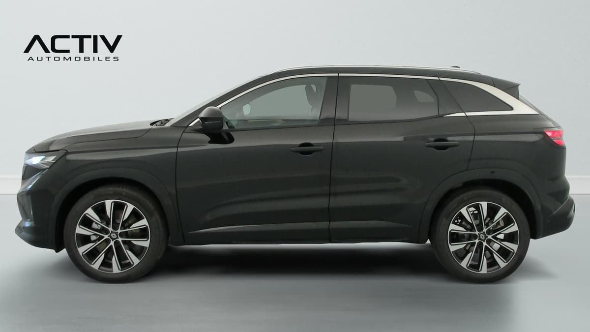 Renault Austral : profil gauche d'un SUV noir avec jantes alliage bicolores et barres de toit
