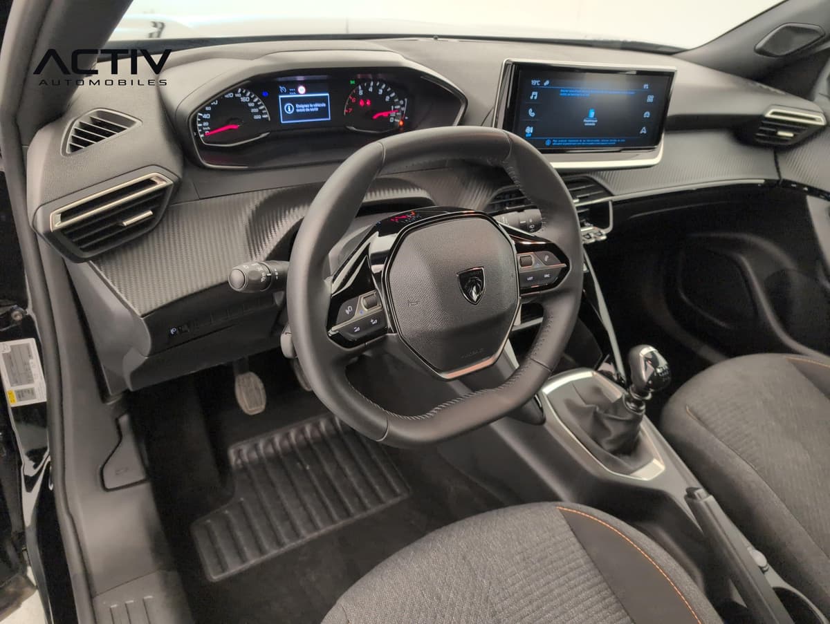 Peugeot 2008 : poste de conduite avec volant compact, combiné, écran tactile et levier manuel