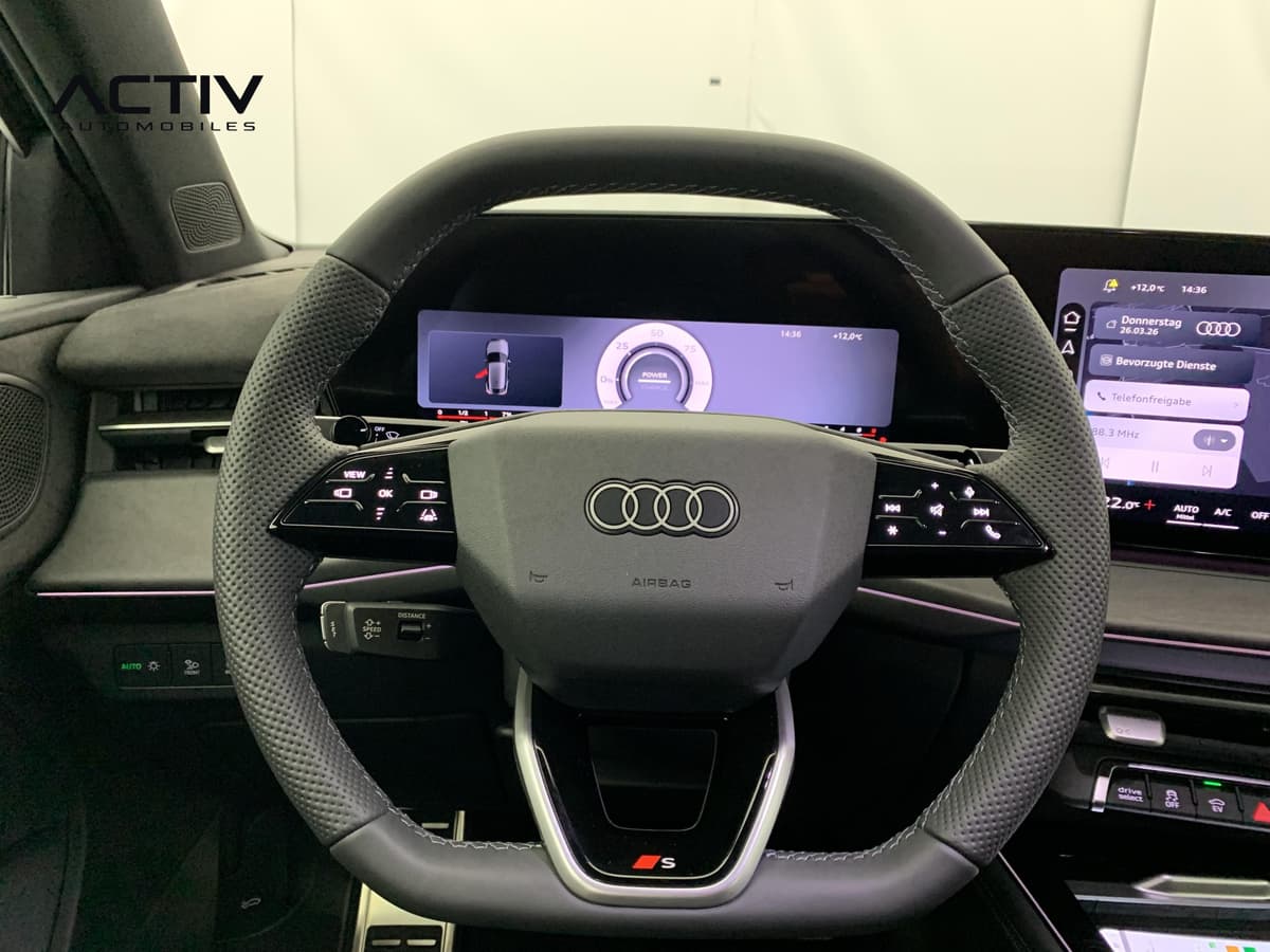 Audi Q3 Sportback Hybride : volant sport à méplats avec commandes au volant et combiné numérique derrière