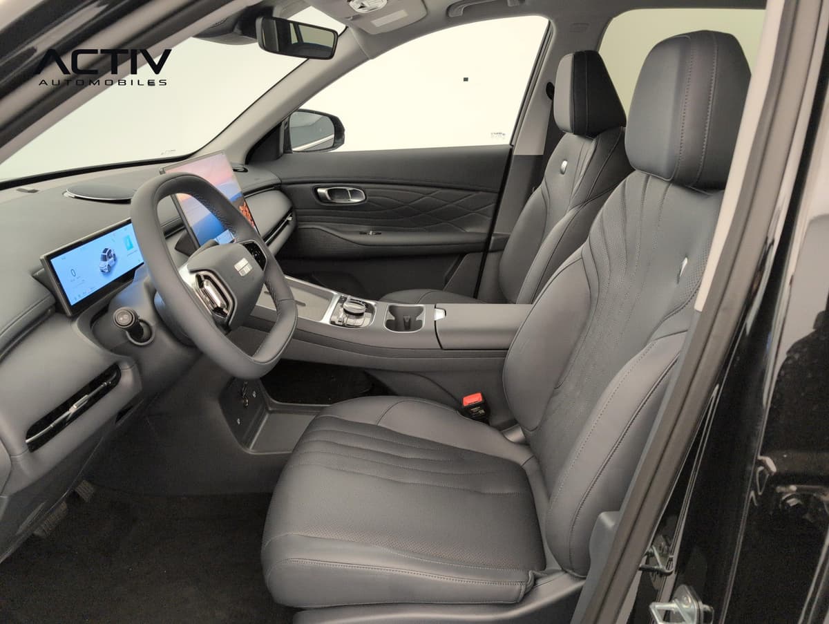 Geely Starray : habitacle avant côté conducteur avec siège gris foncé et volant