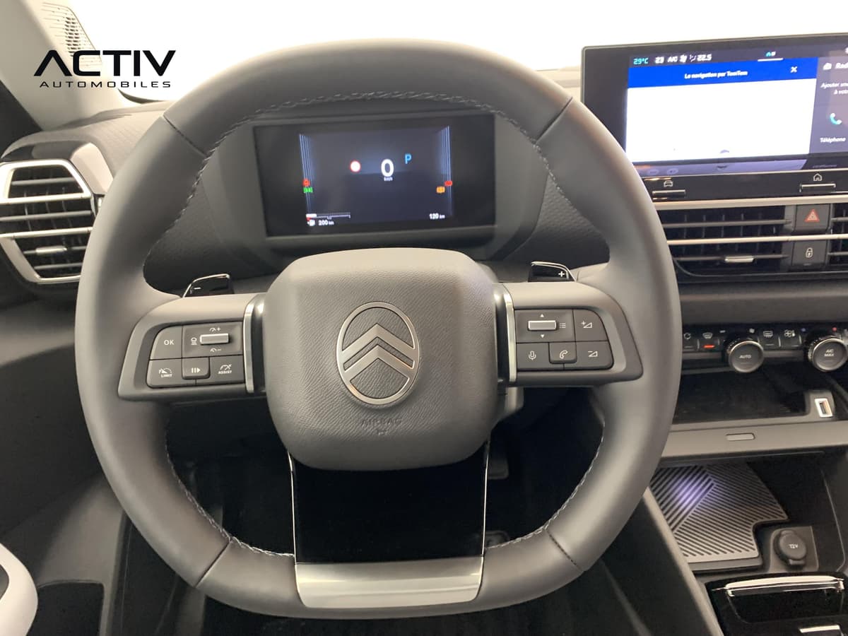 Citroën C4 : volant en cuir avec commandes au volant, palettes et combiné numérique