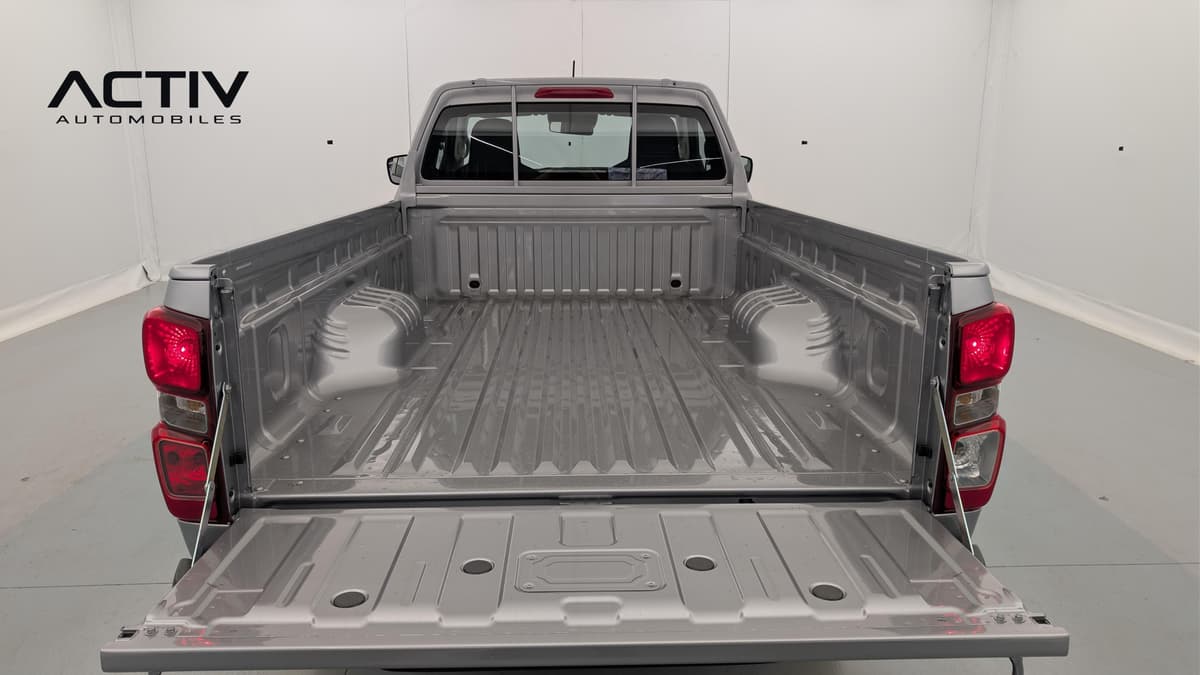 Isuzu D-MAX : plateau de benne vide avec hayon rabattu et sangles de retenue