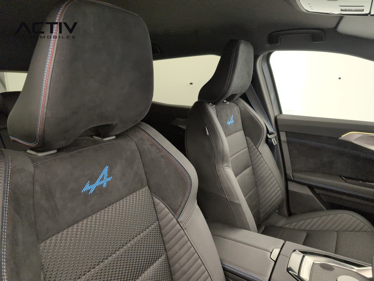 Renault Austral : sièges avant noirs avec logo bleu sur le dossier et surpiqûres tricolores