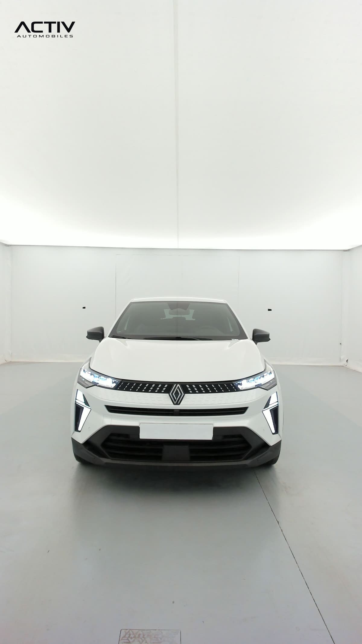 Renault Captur : face avant blanche avec calandre noire et optiques à LED allumées