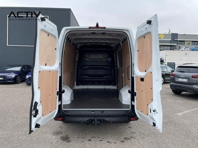 Renault Master Fourgon : compartiment de chargement ouvert avec portes arrière à 180° et cloison tôlée