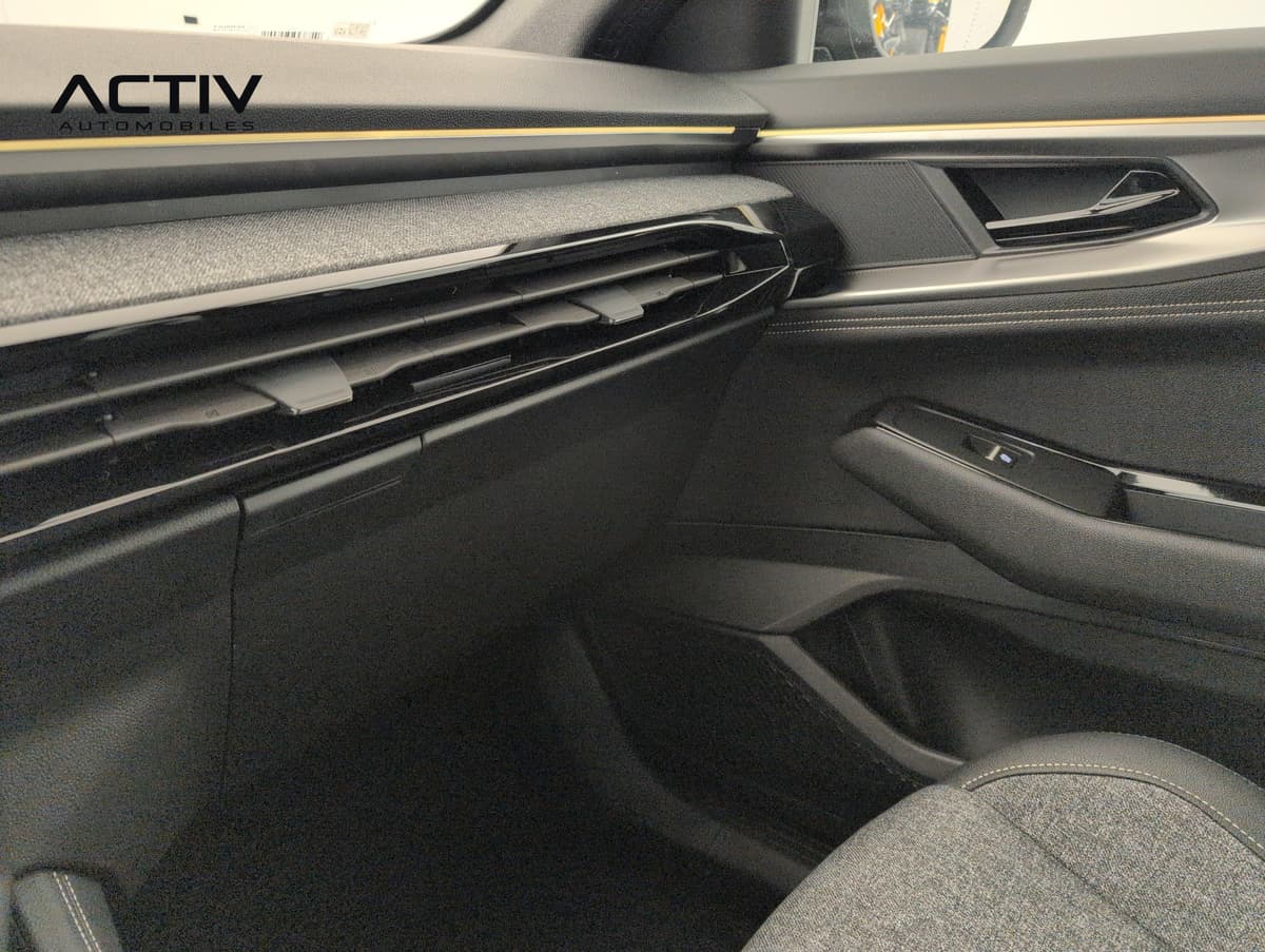 Renault Austral : côté passager avant avec aérateurs, panneau de porte et siège en tissu gris