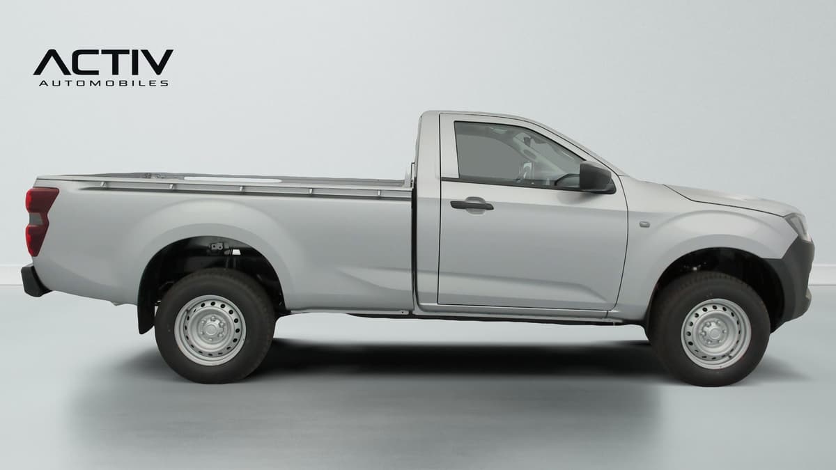 Isuzu D-MAX : profil droit d'un pick-up gris à cabine simple, plateau et jantes acier
