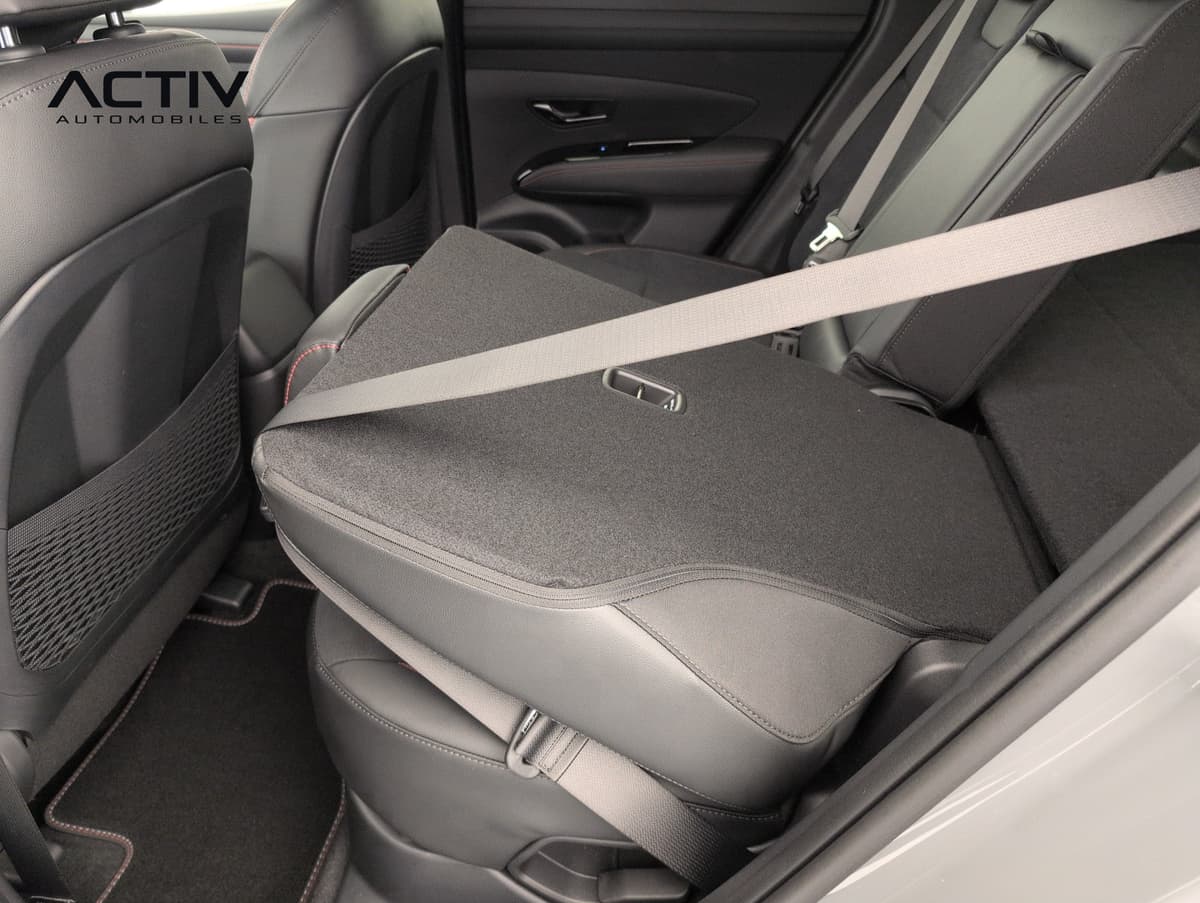 Hyundai Tucson : banquette arrière avec dossier rabattu, vue par la portière ouverte
