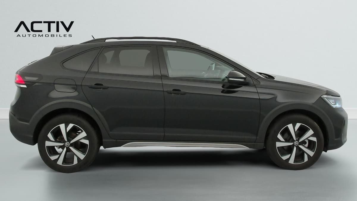 Volkswagen Taigo : profil droit du SUV noir avec jantes alliage bicolores et rampes de toit