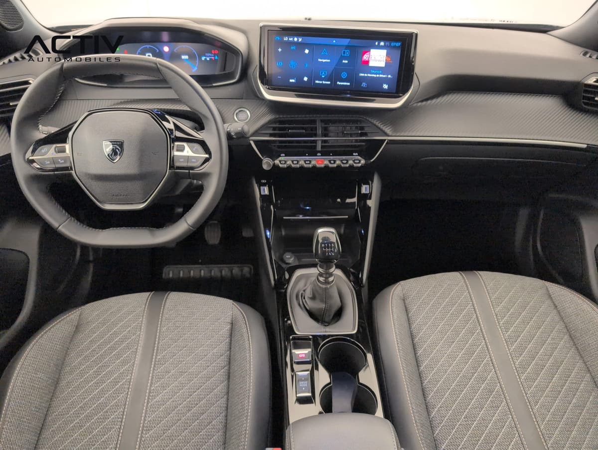 Peugeot 2008 : planche de bord avec volant compact, écran tactile et levier de vitesses manuel