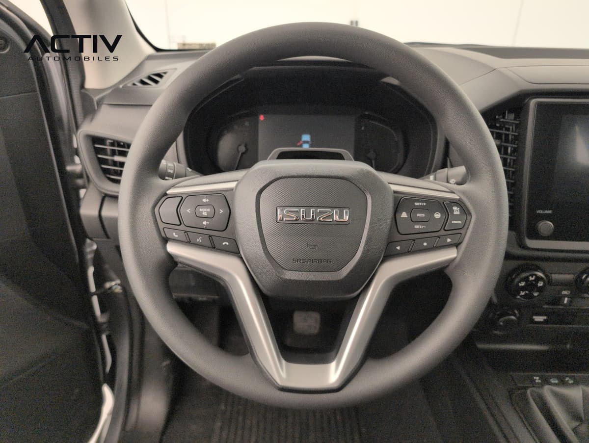 Isuzu D-MAX : volant avec commandes intégrées et combiné d'instruments derrière