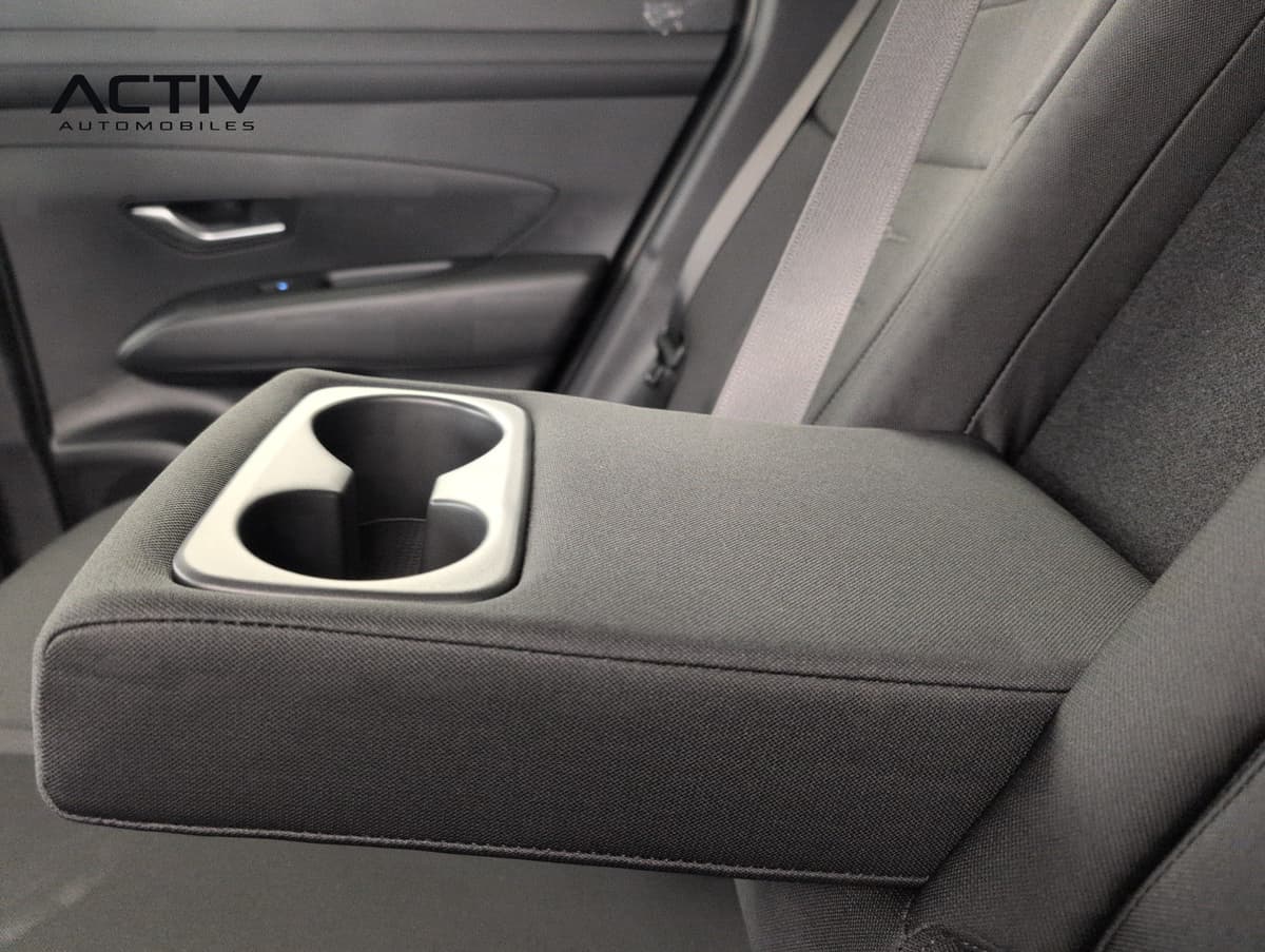 Hyundai Tucson : accoudoir central arrière avec porte-gobelets, banquette en tissu gris foncé