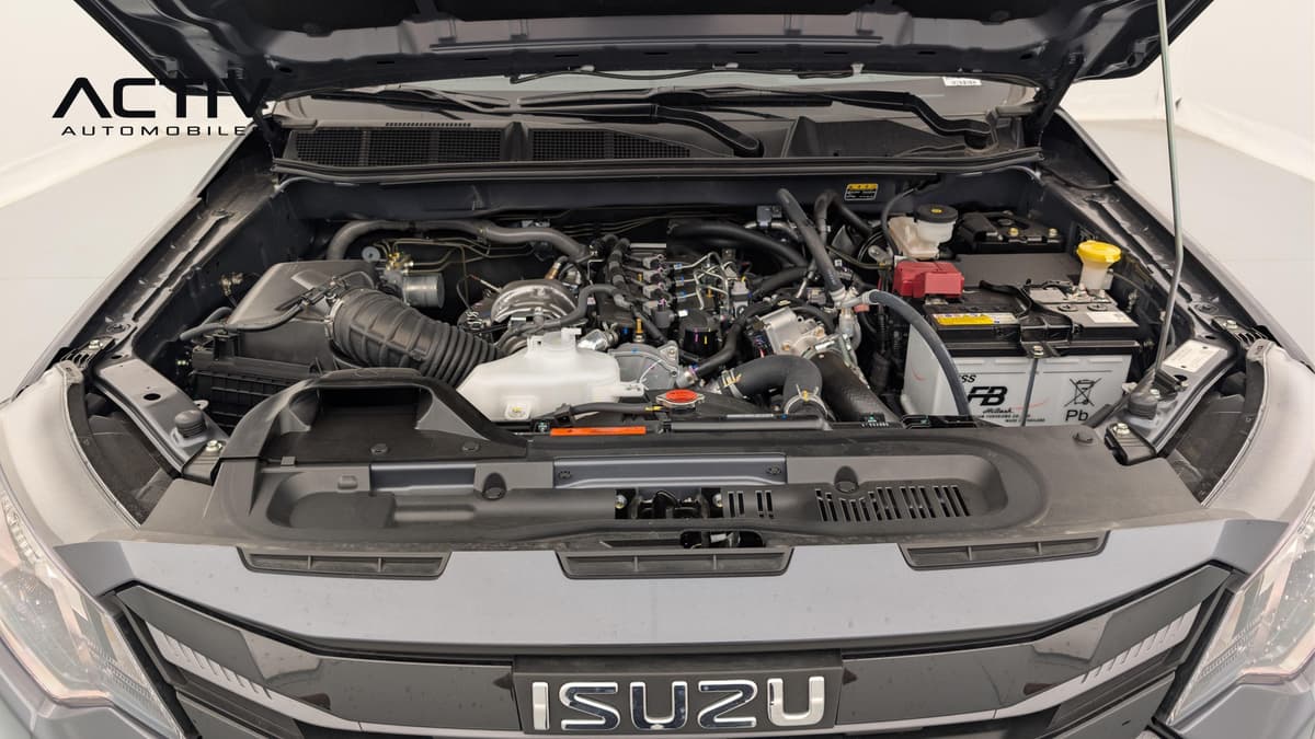 Isuzu D-MAX : compartiment moteur diesel propre, capot ouvert, batterie et vase d'expansion visibles