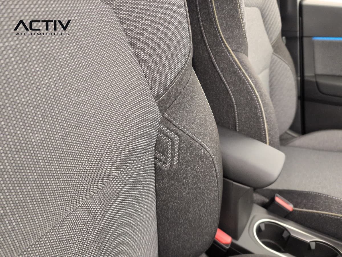 Renault Captur : sièges avant en tissu gris avec accoudoir central et porte-gobelets