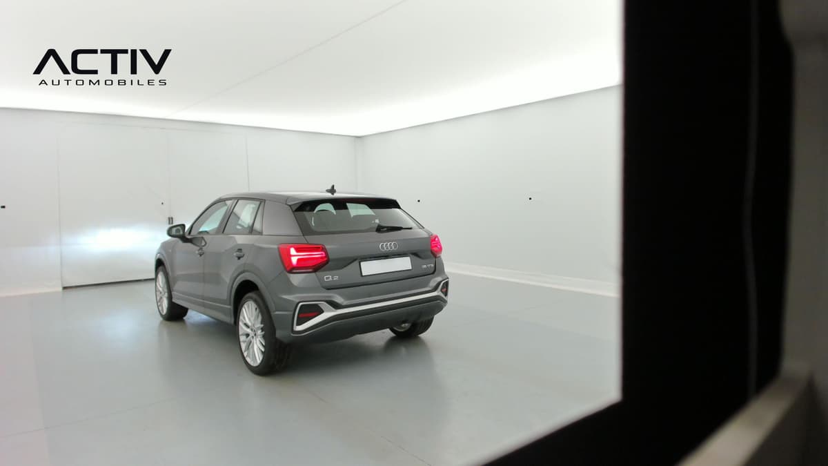 Audi Q2 : arrière trois quarts gauche, feux à LED et pare-chocs gris en peinture intégrale
