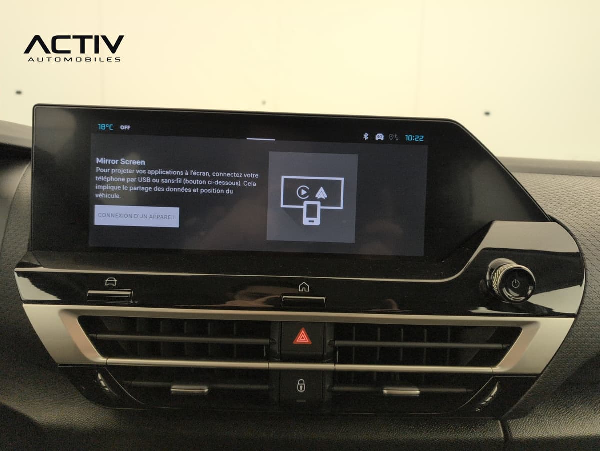 Citroën C4 : écran tactile central avec boutons de raccourci et aérateurs en dessous