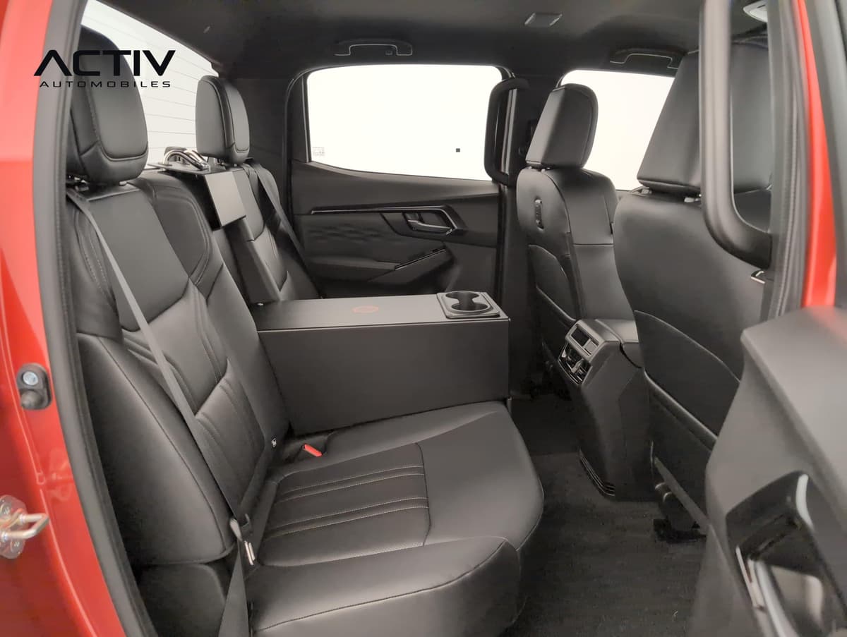 Isuzu D-MAX : banquette arrière noire avec accoudoir central et bouches d'aération arrière