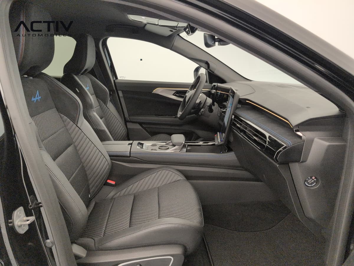 Renault Austral : habitacle avant côté passager avec sièges Alpine et console centrale
