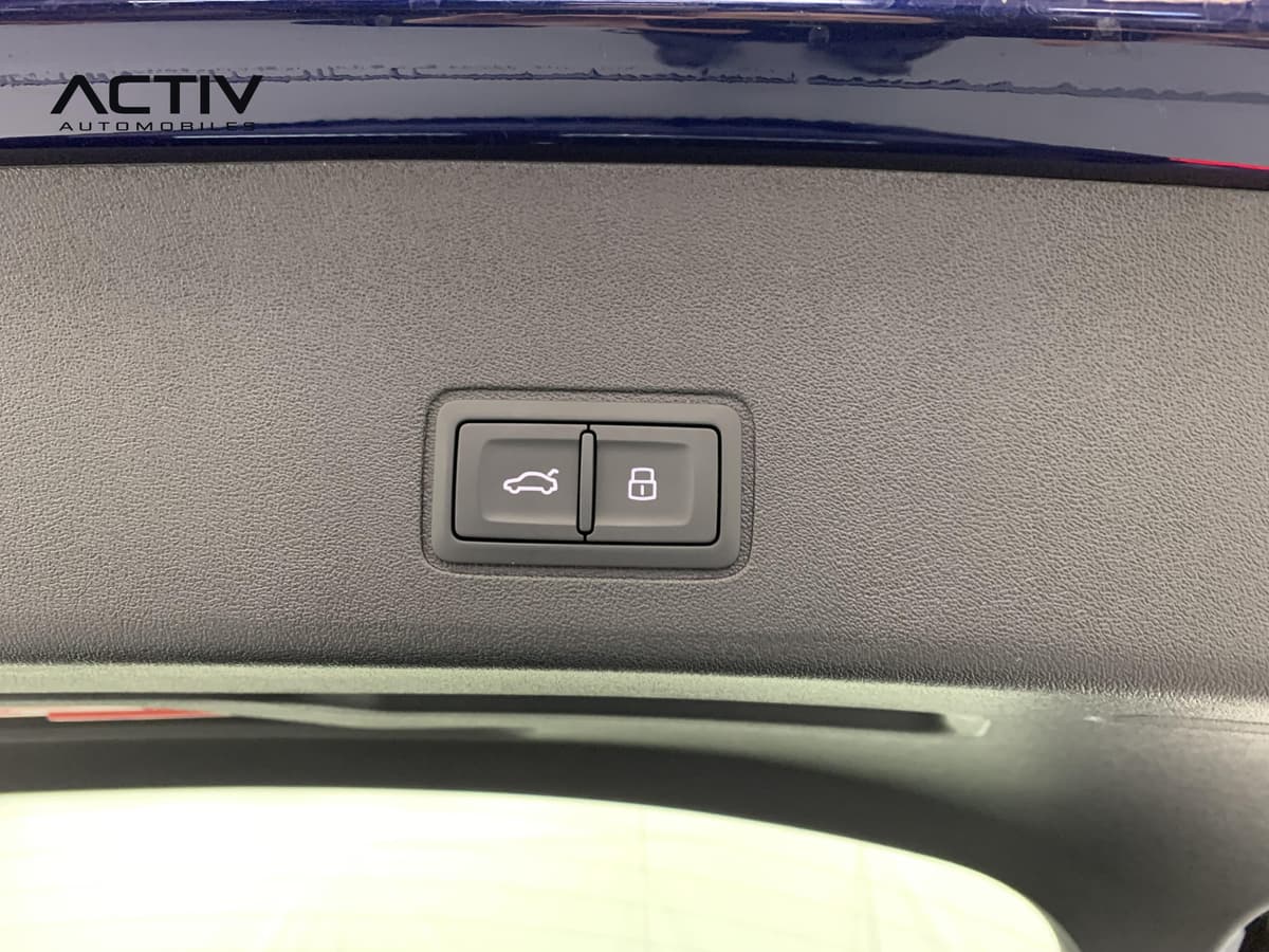 Audi Q3 Sportback Hybride : boutons d'ouverture et de verrouillage sur la garniture du hayon