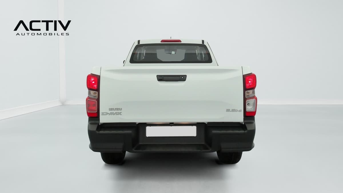 Isuzu D-MAX : face arrière blanche avec hayon fermé, poignée noire et pare-chocs noir