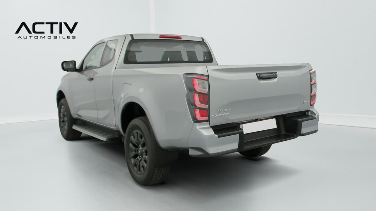 Isuzu D-MAX : pick-up gris vu de l'arrière trois quarts gauche, jantes noires et marchepied