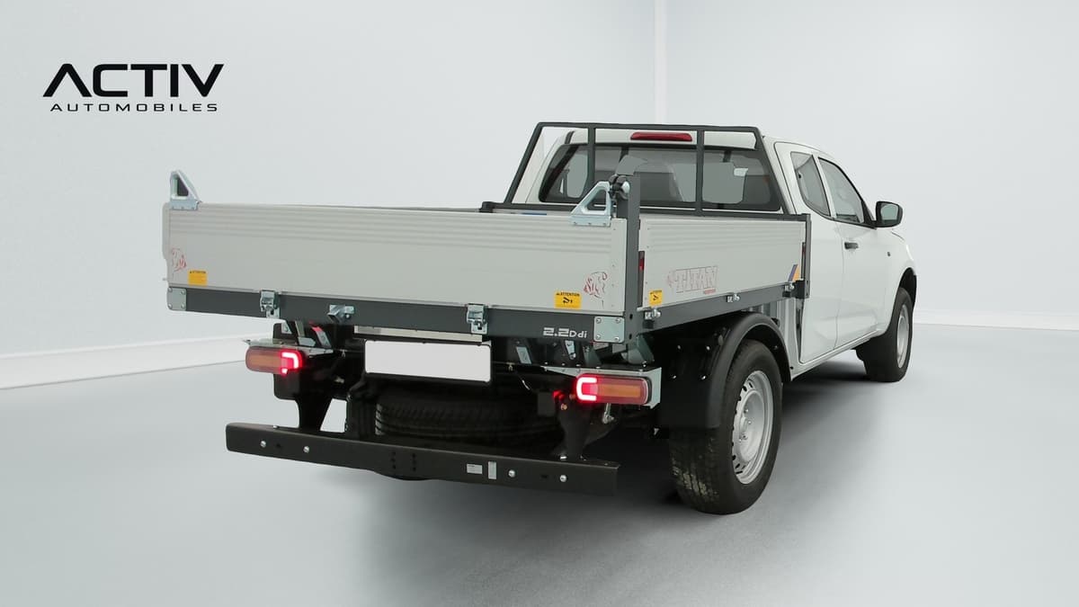 Isuzu D-MAX : arrière trois quarts droit avec plateau benne gris et roue de secours