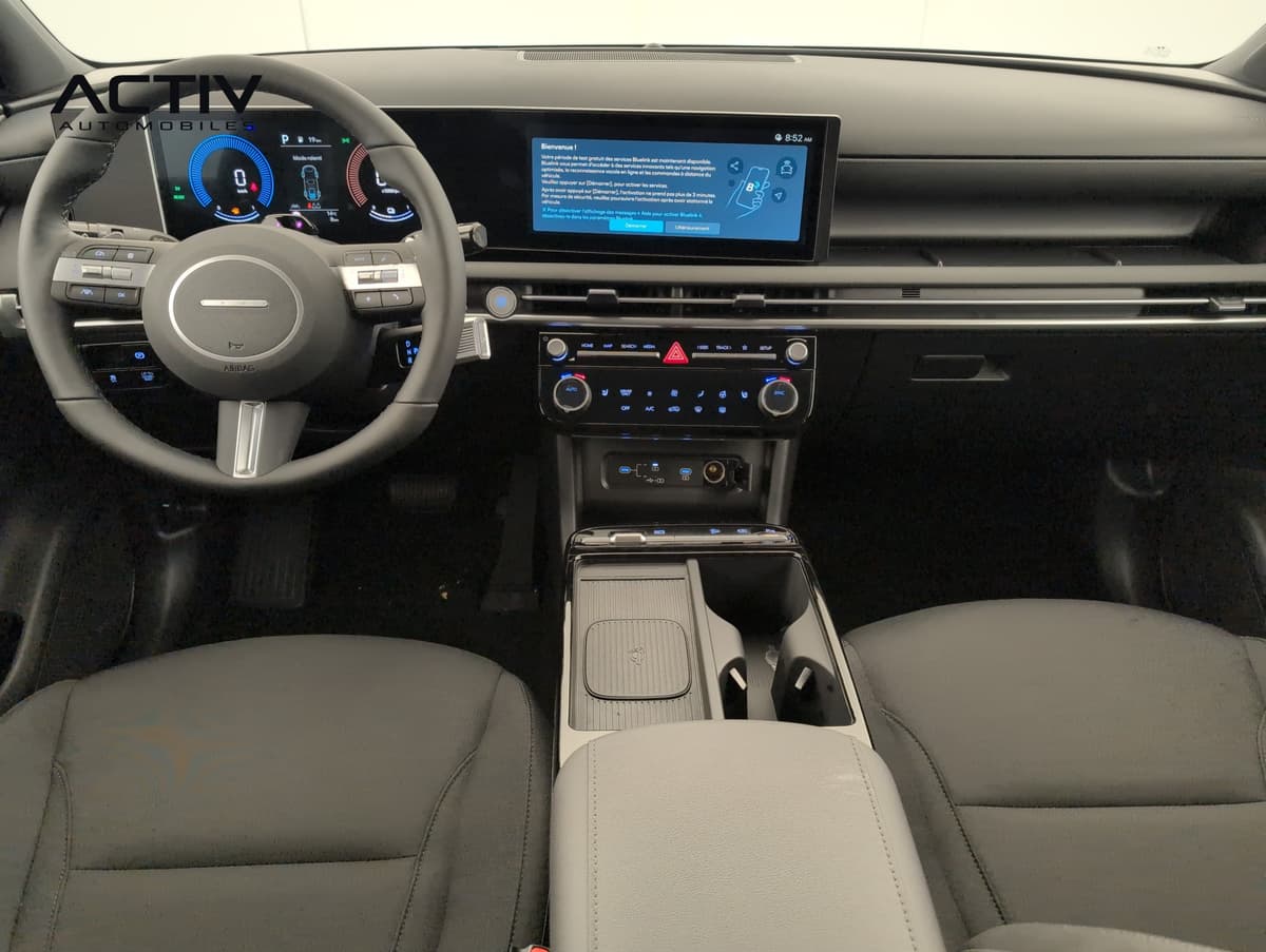 Hyundai Tucson : planche de bord avec écran tactile, volant et console centrale vue du dessus