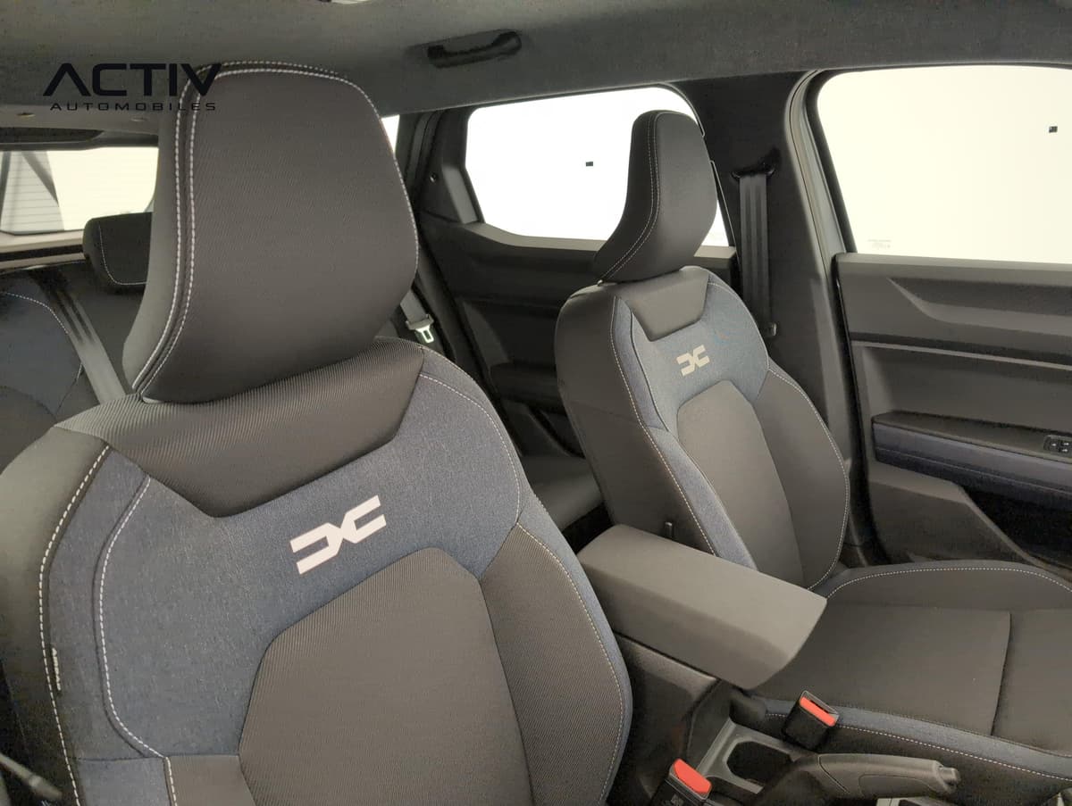 Dacia Duster : sièges avant en tissu bleu denim et gris avec logo réfléchissant et accoudoir