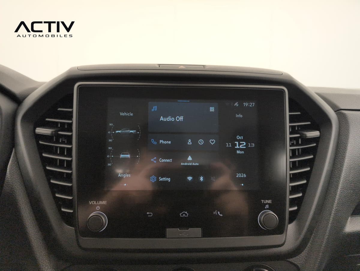 Isuzu D-MAX : écran tactile central avec menu multimédia, boutons de volume et prise USB