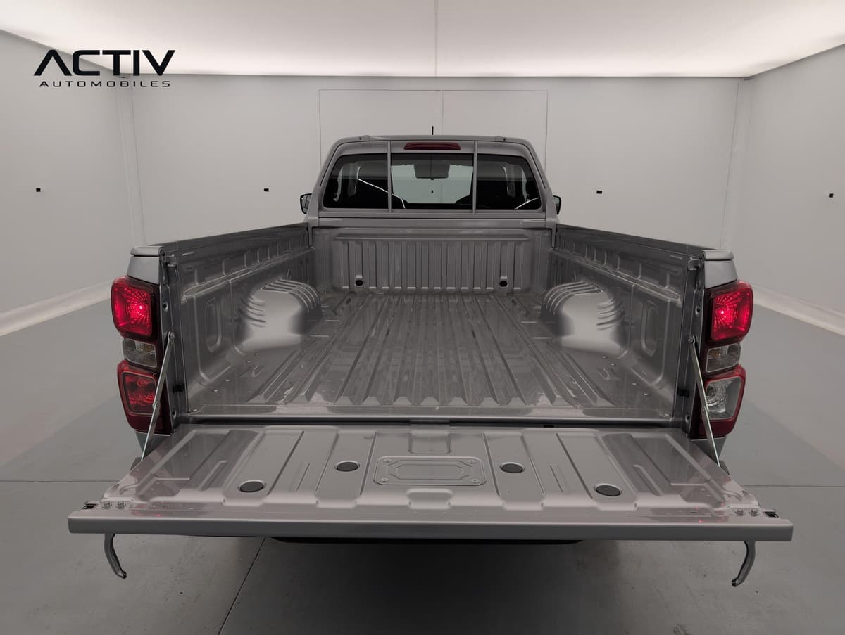 Isuzu D-MAX : plateau de benne vide, hayon abaissé, vu de l'arrière
