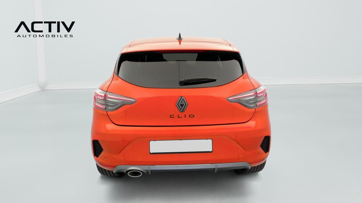 Renault Clio 5 : face arrière orange avec feux fins, vitre teintée et sortie d'échappement chromée