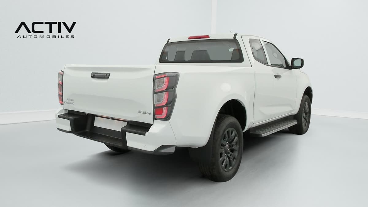 Isuzu D-MAX : arrière trois quarts droit du pick-up blanc avec marchepied latéral et jantes noires