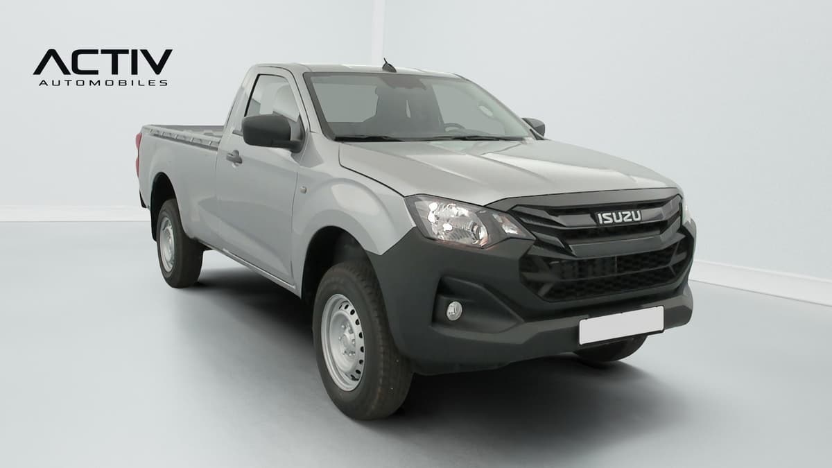 Isuzu D-MAX : pick-up cabine simple vu de l'avant côté droit, jantes acier et phares halogènes