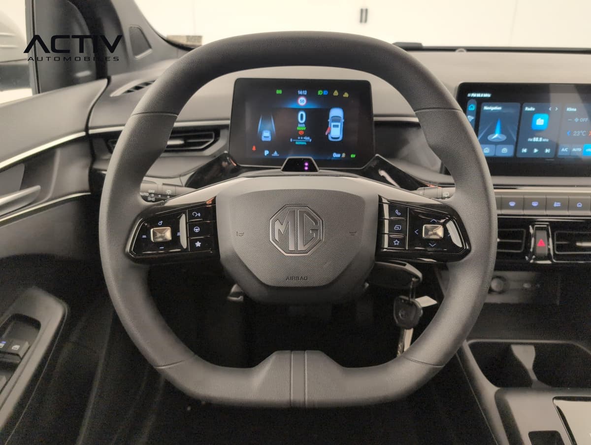 Mg MG3 : volant méplat avec commandes au volant devant le compteur numérique