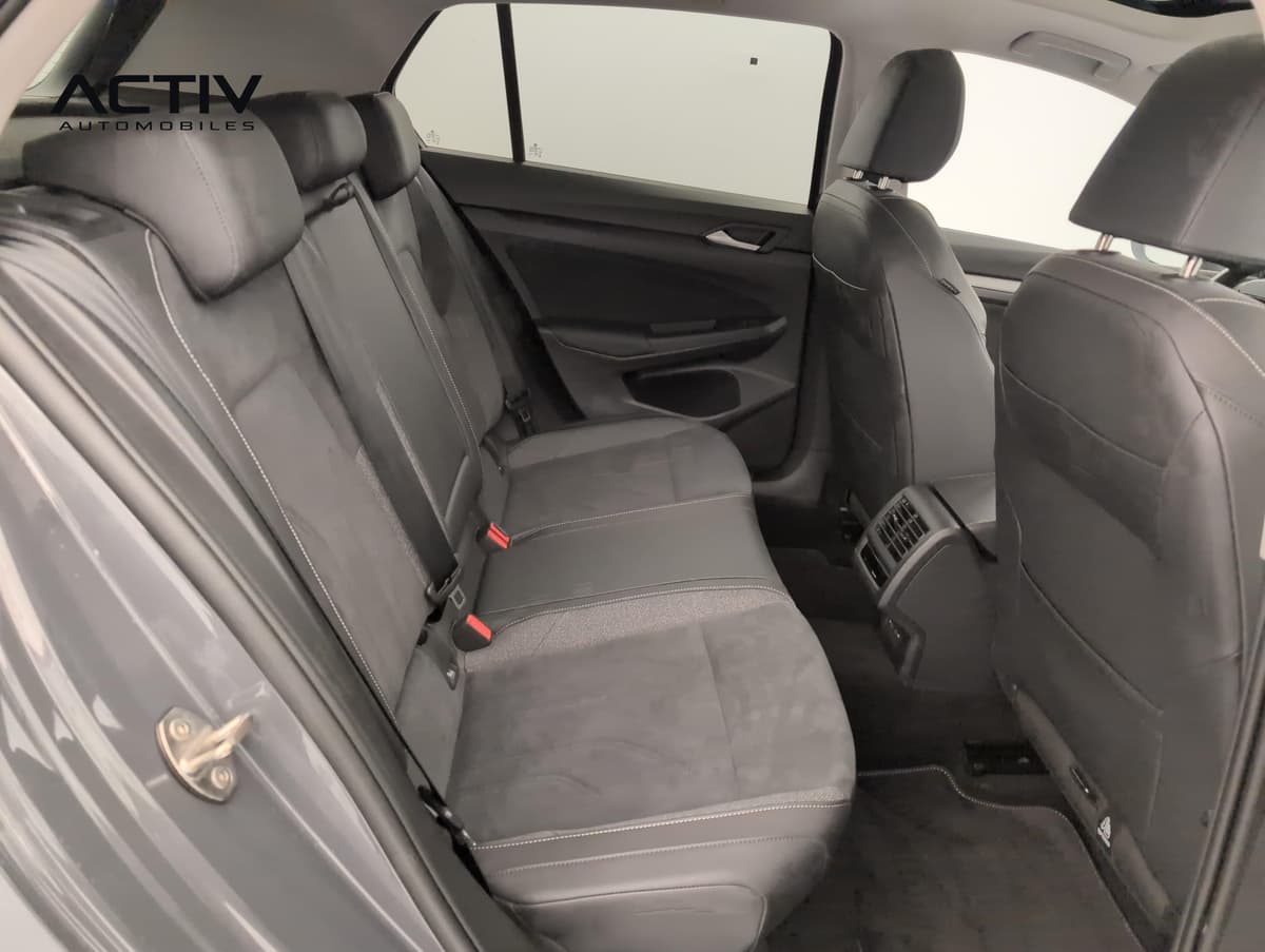 Volkswagen Golf : banquette arrière en tissu velours sombre vue par la portière ouverte