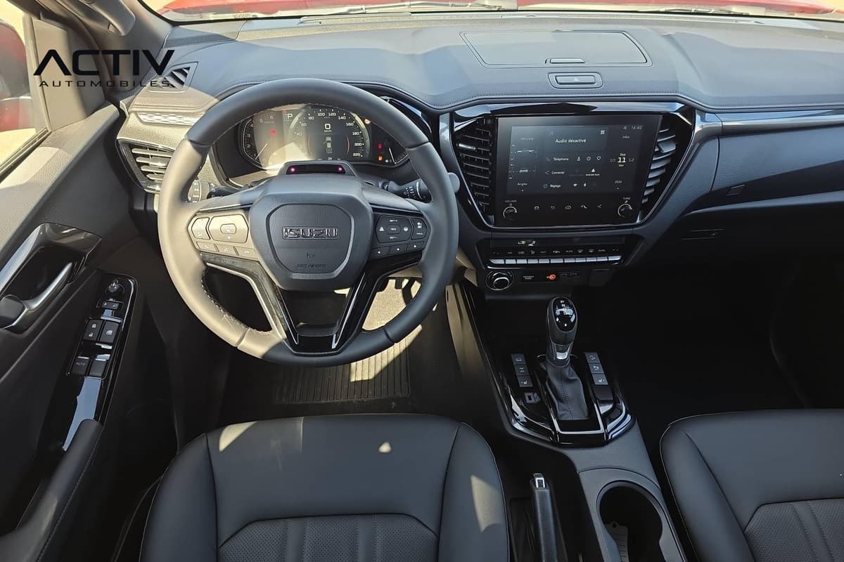 Isuzu D-MAX : planche de bord avec écran tactile, volant et levier de vitesses automatique