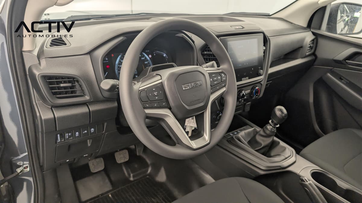 Isuzu D-MAX : habitacle avant côté conducteur avec volant, écran tactile et levier manuel
